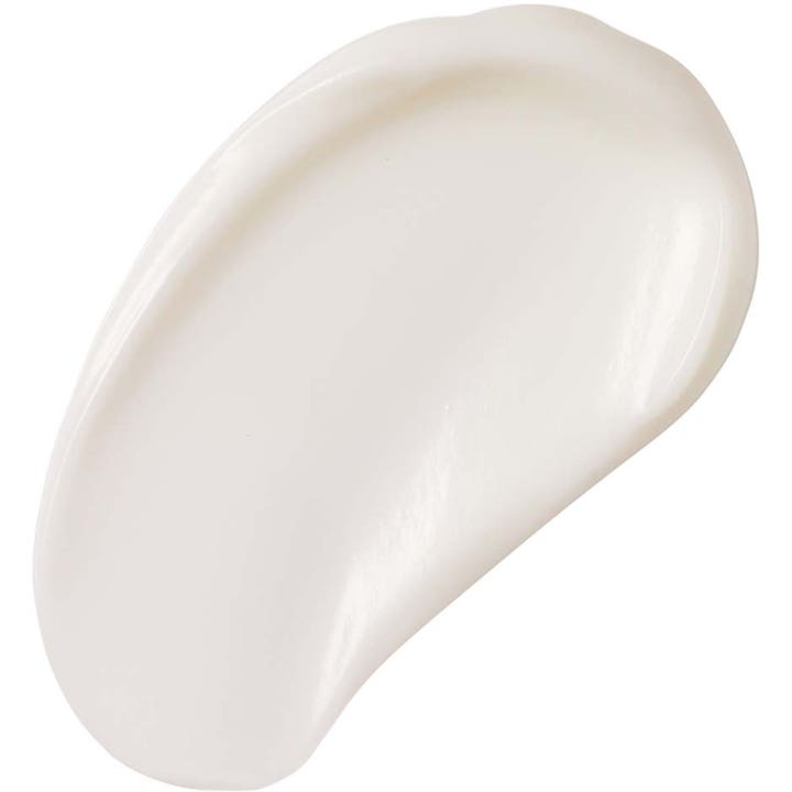 No7 Lift & Luminate Triple Action Eye Cream 15 ml øyekrem for sensitiv hud med en glatt og hvit kremtekstur.