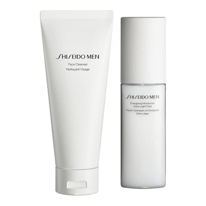 Shiseido Men Face Cleanser og Energizing Moisturizer i hvit tube og pumpeflaske som gir fukt.