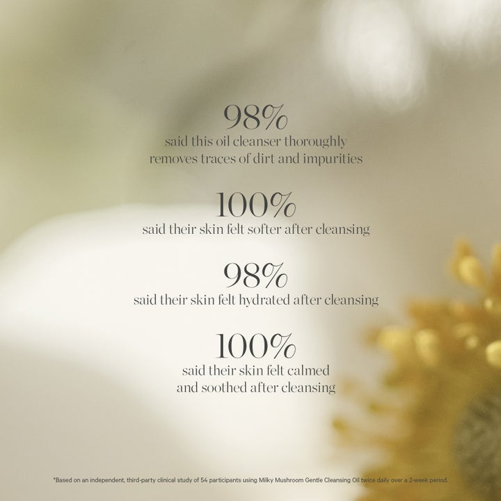 KORA Organics Milky Mushroom Gentle Cleansing Oil 30 ml ansiktsrens med tekst om 100% mykere og 98% hydrert hud.