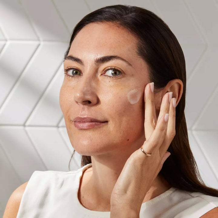 No7 Future Renew Repair Serum 25 ml reparerende ansiktsserum som en kvinne påfører på kinnet