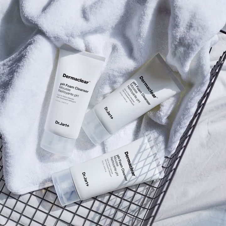 Dr.Jart+ Dermaclear pH Foam Cleanser 120 ml skånsom ansiktsrens i hvite tuber på et hvitt håndkle i en kurv
