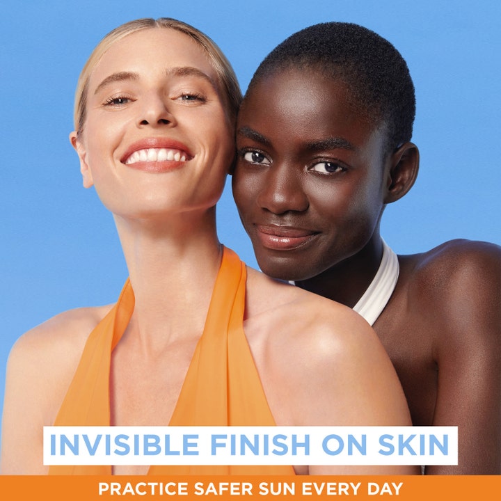 Garnier Ambre Solaire Sensitive Advanced Super UV Fluid 40 ml solkrem ansikt SPF 50 gir usynlig finish på ulike hudtoner