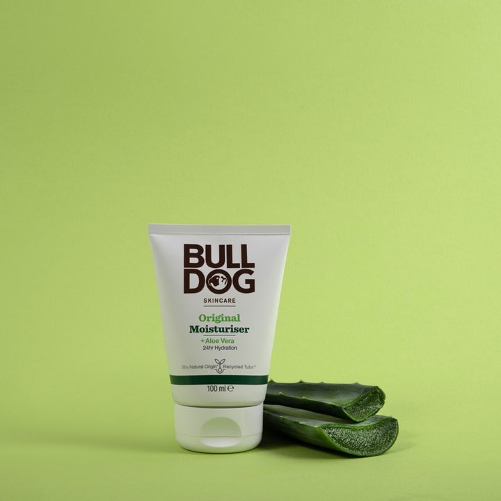 Bulldog Original Moisturiser 100 ml fuktighetsgivende ansiktskrem i hvit tube med aloe vera-blader på grønn bakgrunn