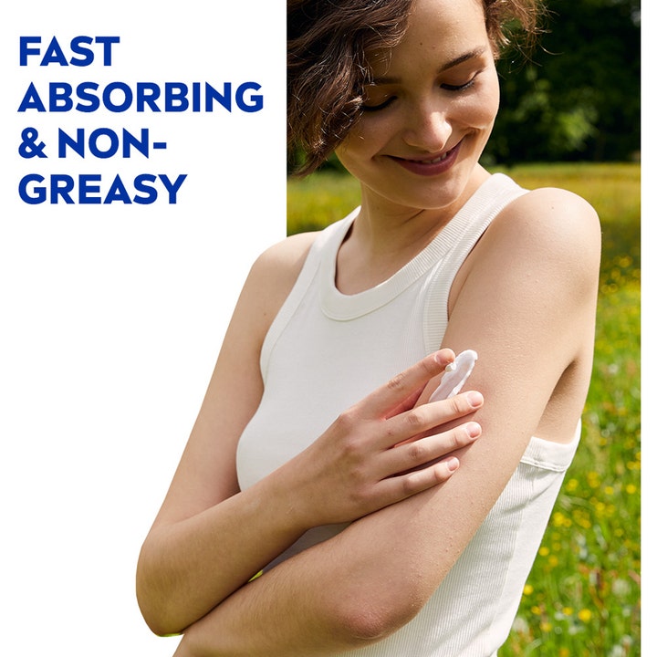 NIVEA Soft 300 ml fuktighetskrem gir fuktighet mens kvinne påfører krem på armen, tekst Fast absorbing & non-greasy.