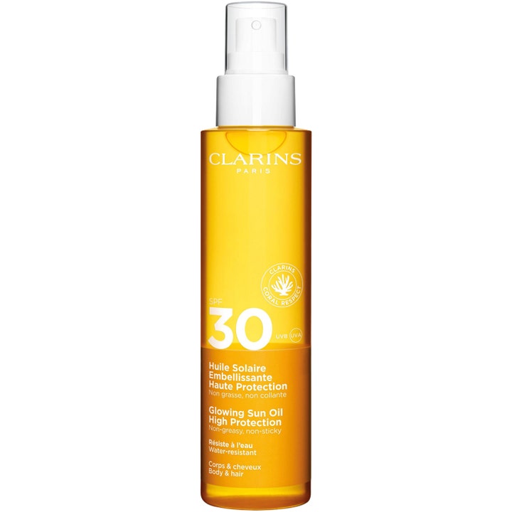 Clarins Glowing Sun Oil SPF 30 150 ml sololje gir glød i en gyllen sprayflaske med hvit pumpe.