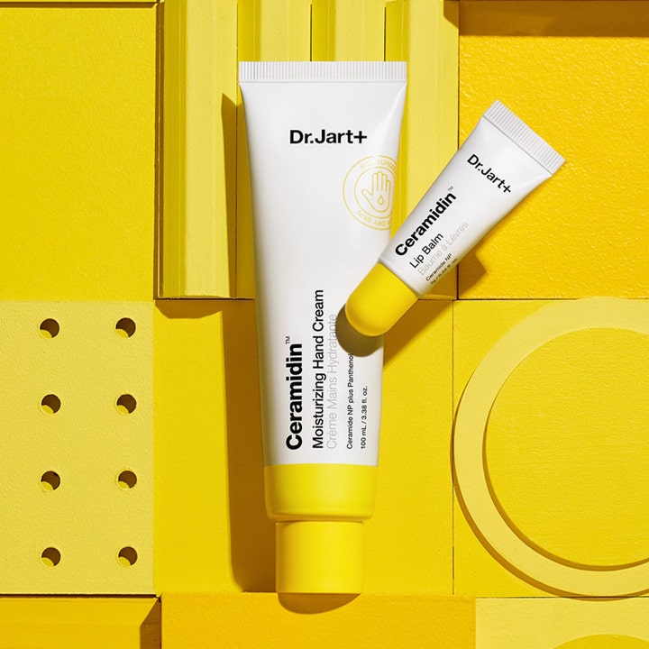 Dr.Jart+ Ceramidin Moisturizing Hand Cream 100 ml fuktighetsgivende håndkrem og leppepomade på gul bakgrunn