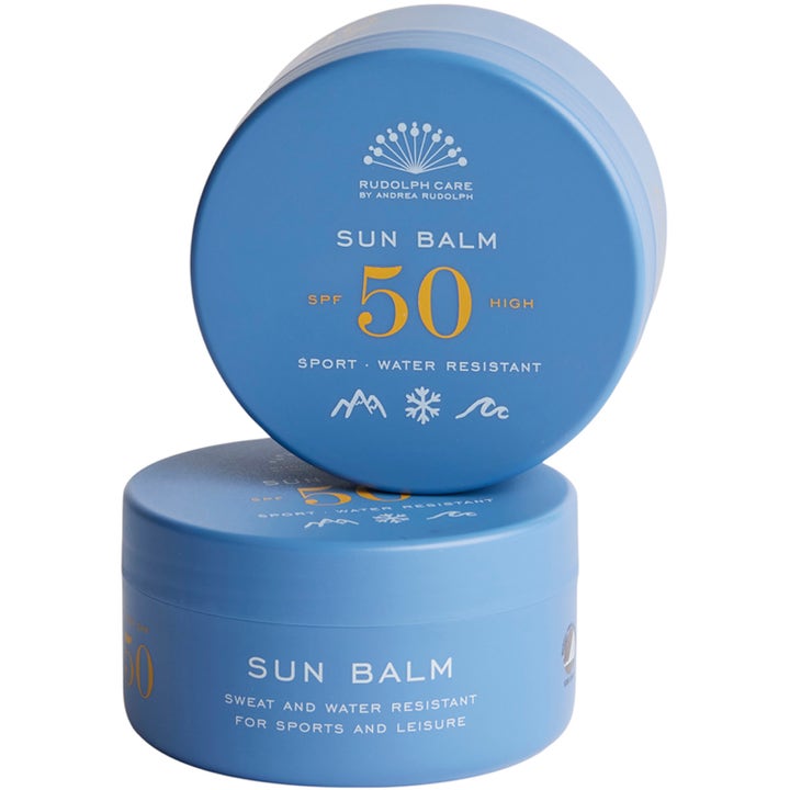 Rudolph Care Sun Balm SPF 50 vannavstøtende solbeskyttelse i to runde lyseblå krukker med gul og hvit tekst.
