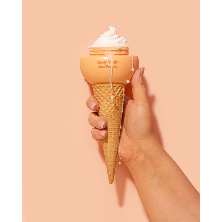 Sundae Whipped Body Moisturiser Just Peachy 220 ml fuktighetsgivende body lotion med hvit pisket tekstur i en vaffelkjeks