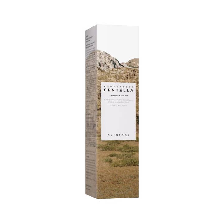 SKIN1004 Madagascar Centella Ampoule Foam 125 ml beroligende rengjøringsskum i hvit eske med landskapsmotiv.