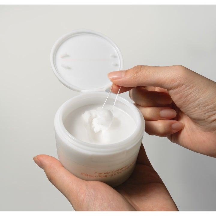 haruharu wonder Centella Sunflower Makeup-Melting Cleansing Balm 100 g ansiktsrens i hvit krukke med fyldig balm og spatel