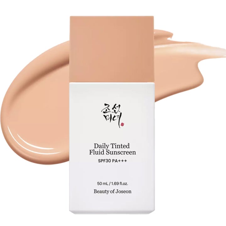 Beauty of Joseon Daily Tinted Fluid Sunscreen 50 ml farget solkrem gir jevn glød i hvit flaske med ferskenfarget kork