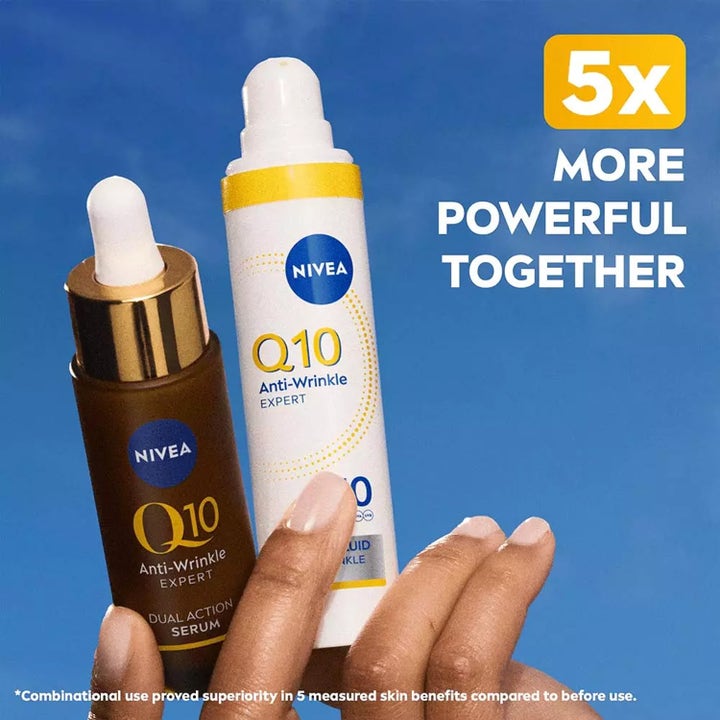 NIVEA Q10 Anti-Wrinkle Expert Daily UV Fluid 40 ml og serum mot rynker holdes mot en blå himmel