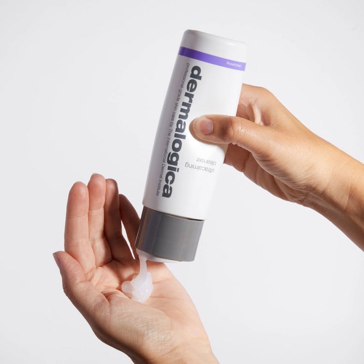 Dermalogica UltraCalming Cleanser Duo beroligende ansiktsrens i hvit tube med hvit gel-tekstur i en hånd.