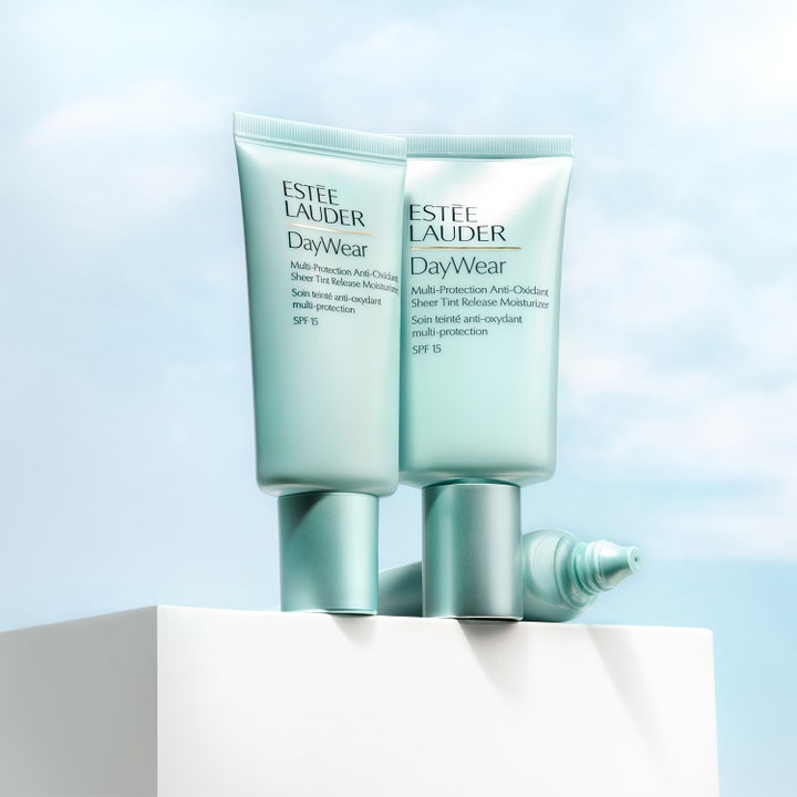 Estée Lauder DayWear Sheer Tint Release Moisturizer 50 ml farget dagkrem med SPF 15 i lysegrønne tuber mot blå skyer.