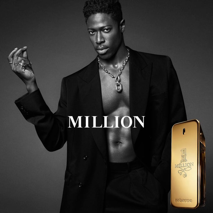 Rabanne 1 Million After Shave 100 ml beroligende pleie vist med modell i sort dress og gullflaske
