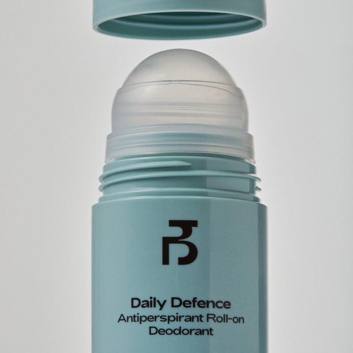 Bodyologist Daily Defence Antiperspirant Roll-on 50 ml motvirker svette i lyseblå beholder med åpen kork og rullekule