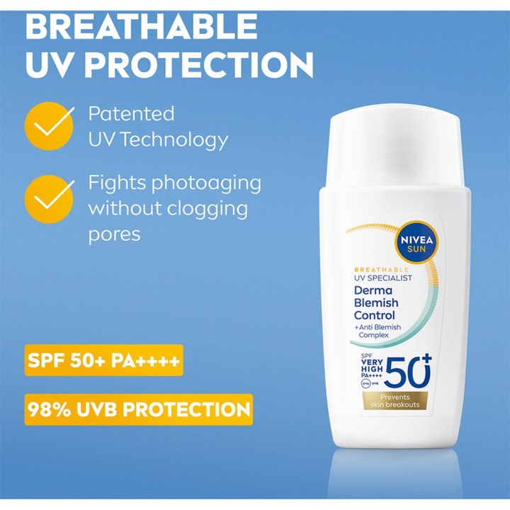 NIVEA UV Face Specialist Blemish Control 40 ml solkrem ansikt med SPF 50 i hvit flaske mot en blå sommerhimmel.