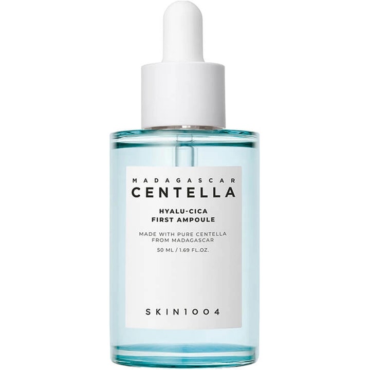 SKIN1004 Madagascar Centella Hyalu-Cica First Ampoule 50 ml fuktighetsgivende serum i glassflaske med lyseblå væske