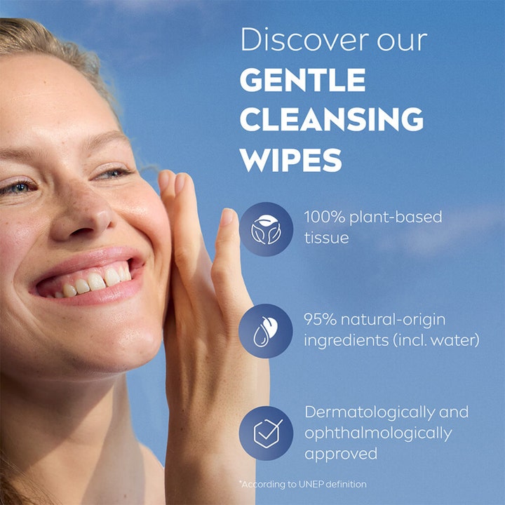NIVEA MicellAIR Expert Wipes 25 stk skånsom sminkefjerner vist med en smilende kvinne mot en klar blå himmel.