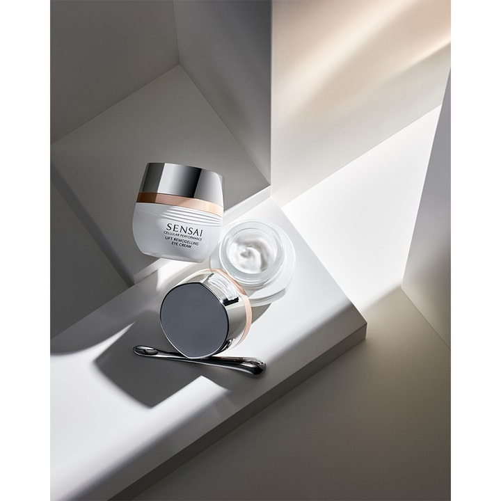 Sensai Cellular Performance Lift Remodelling Eye Cream 15 ml øyekrem i hvit krukke med sølvlokk og kremet tekstur.