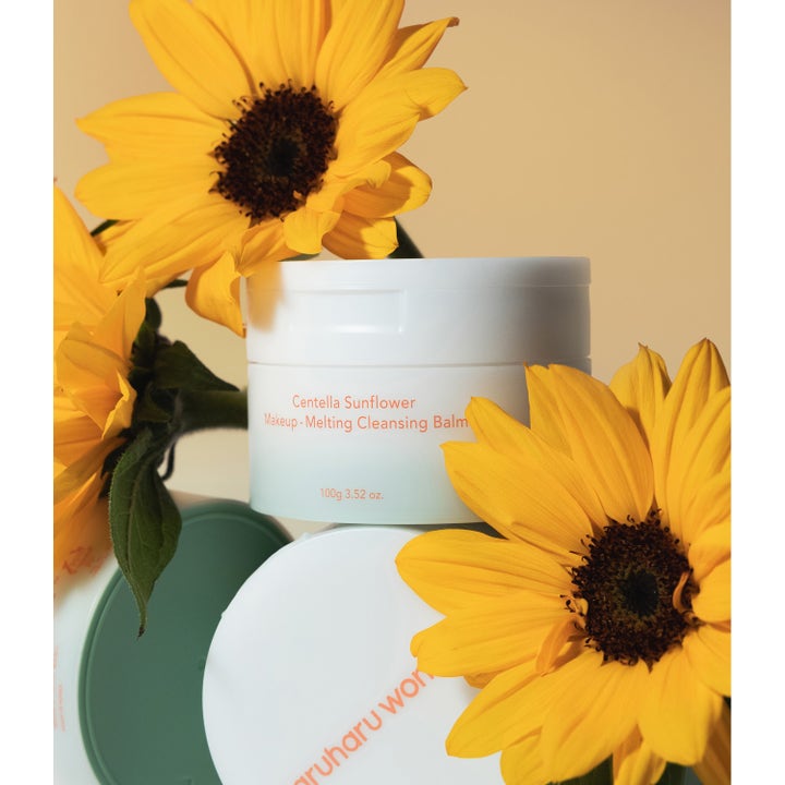 haruharu wonder Centella Sunflower Makeup-Melting Cleansing Balm 100 g rensebalsam i hvit krukke blant gule solsikker