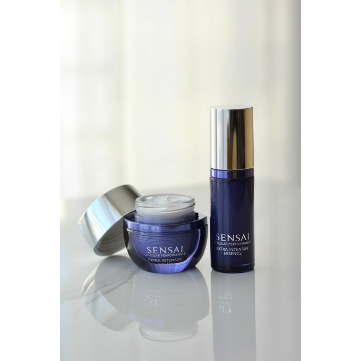 Sensai Cellular Performance Extra Intensive Essence 40 ml i lilla flaske ved siden av en åpen krukke med ansiktskrem.