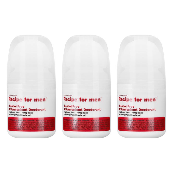Recipe for men Alcohol Free Antiperspirant Deodorant 3-pack gir 24-timers kontroll i hvite roll-on flasker med rød tekst.