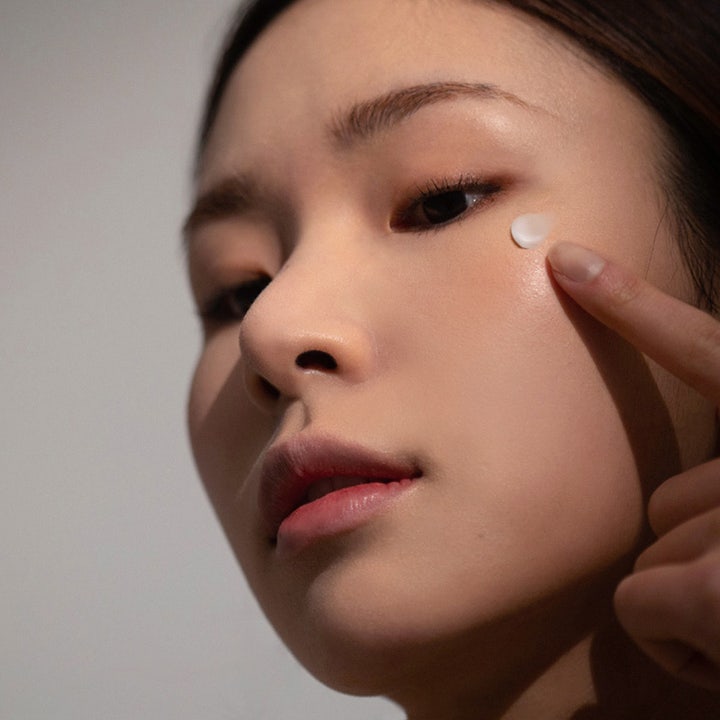 haruharu wonder Black Rice Bakuchiol Eye Cream 20 ml pleiende øyekrem påføres med en finger under øyet
