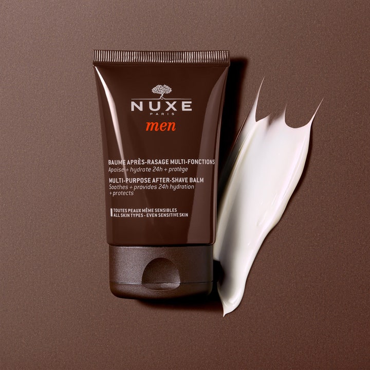 Nuxe Men Multi-Purpose After-Shave Balm 50 ml beroligende after shave i brun tube med hvit kremtekstur ved siden av.