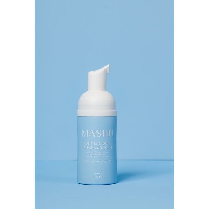 MASHH Gentle & Deep Cleansing Foam 100 ml vegansk rengjøringsskum i lyseblå pumpeflaske som gir en dyp og mild rens.