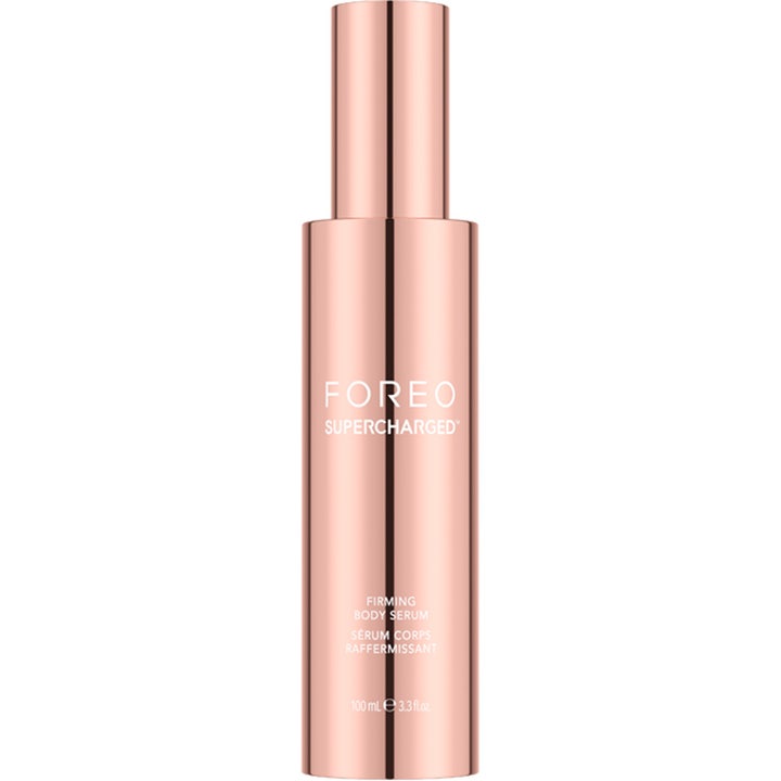 FOREO SUPERCHARGED Firming Body Serum 100 ml oppstrammende kroppsserum i en elegant rosegullfarget metallflaske
