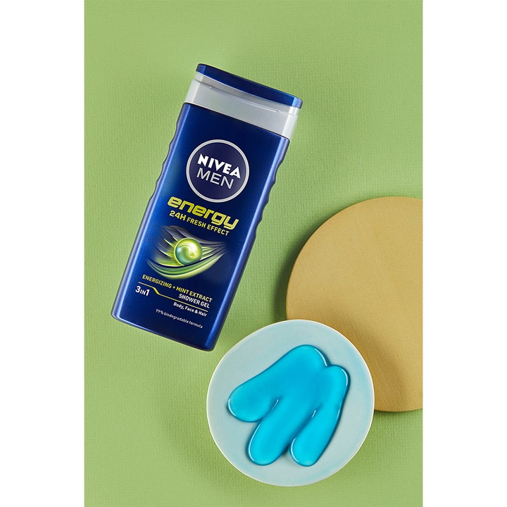 NIVEA MEN Shower Gel Energy 250 ml oppfriskende dusjsåpe med blå geltekstur og muntekstrakt i blå flaske