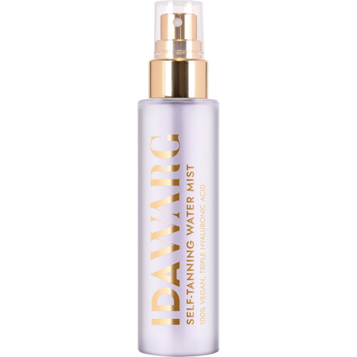 Ida Warg Self-Tanning Water Mist fuktighetsgivende selvbruning i lilla sprayflaske med gullskrift og spraypumpe