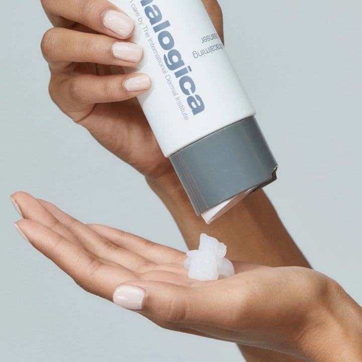 Dermalogica UltraCalming Cleanser Duo beroligende ansiktsrens for sensitiv hud gir en myk geltekstur i en åpen hånd.