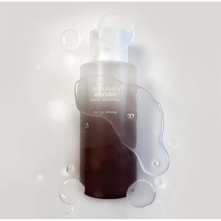 Haruharu Wonder Black Rice Hyaluronic Toner 300 ml fuktighetsgivende ansiktsvann i mørkebrun flaske med klare vanndråper