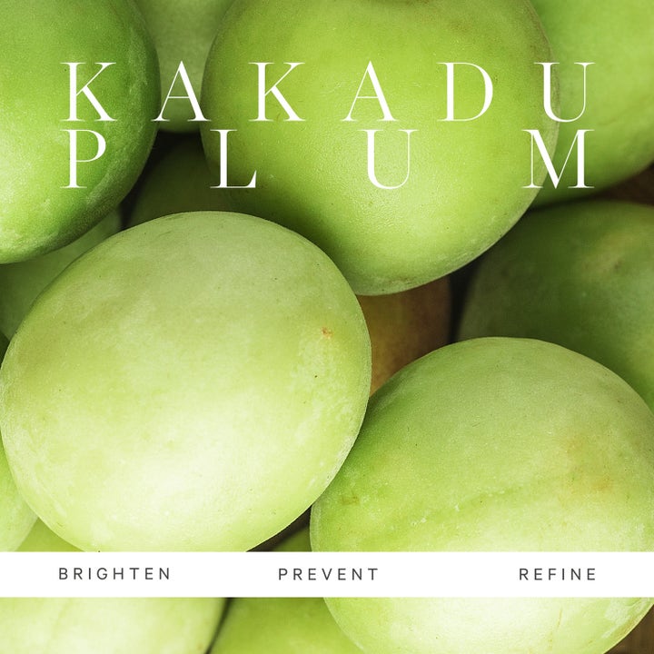 KORA Organics Kakadu Plum Vitamin C Serum 30 ml serum med grønne kakaduplommer og teksten brighten prevent refine