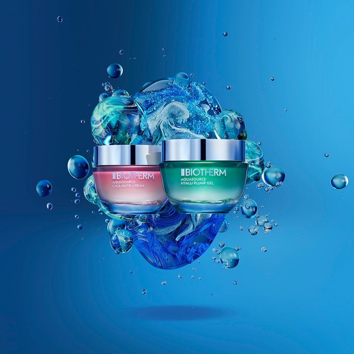 Biotherm Aquasource Cica Nutri 50 ml fuktighetsgivende dagkrem i rosa krukke omgitt av vannsprut og bobler