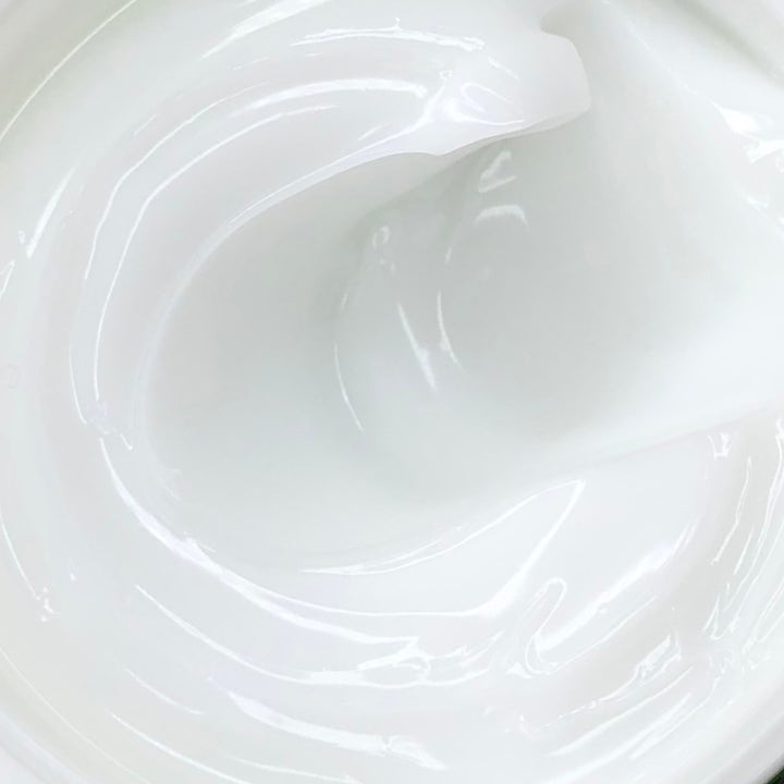 Dr. Ceuracle Tea Tree Purifine Cream 50 g beroligende ansiktskrem med en hvit, glatt og kremet tekstur