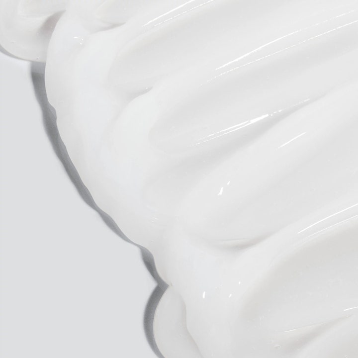 Dermalogica UltraCalming Cleanser 500 ml beroligende rengjøringsgel med en hvit og glatt kremet tekstur