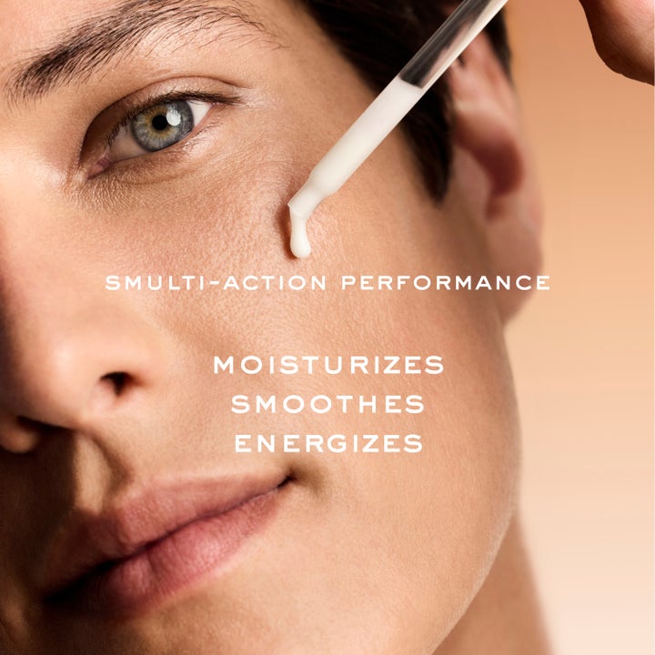 Nuxe Men Multi Action Serum 30 ml fuktighetsgivende ansiktsserum påføres med pipette for å glatte ut huden.