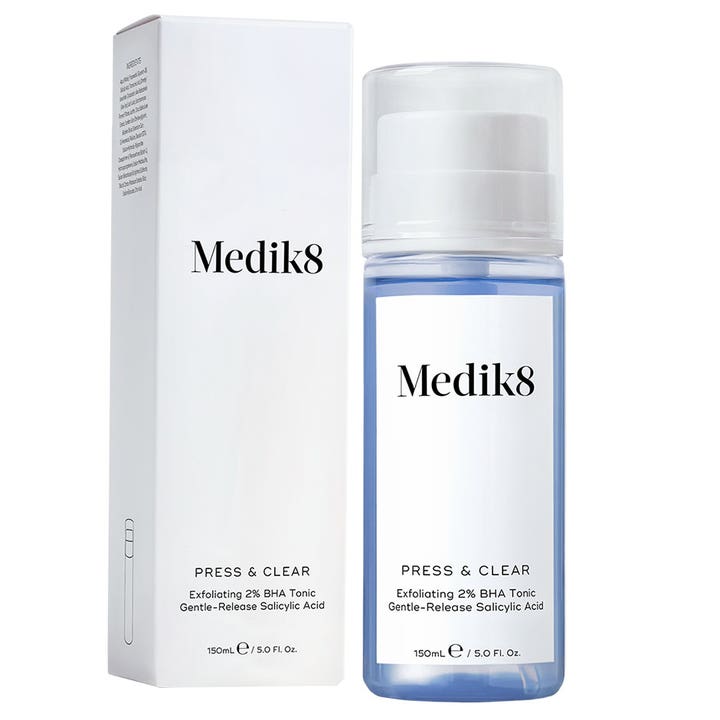 Medik8 Press & Clear 150 ml eksfolierende BHA-toner i blåtonet pumpeflaske og tilhørende hvit eske.