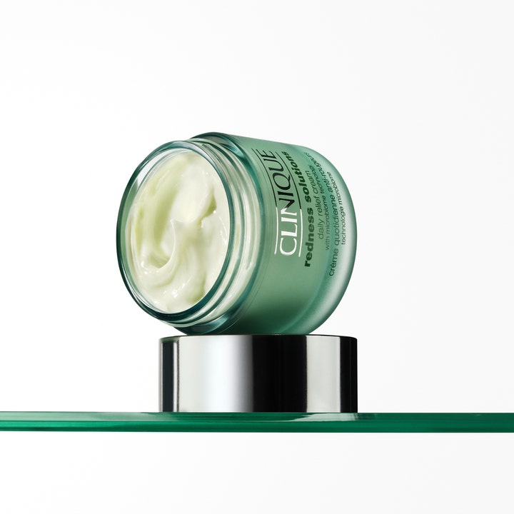 Clinique Redness Solutions 50 ml beroligende ansiktskrem i grønn glasskrukke med synlig fyldig tekstur.
