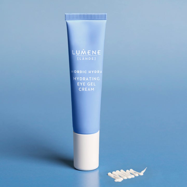Lumene Nordic Hydra Hydrating Eye Gel Cream 15 ml fuktighetsgivende øyekrem i lyseblå tube med hvit geltekstur.