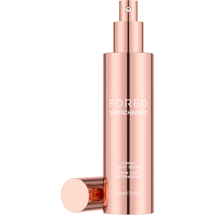 FOREO SUPERCHARGED Firming Body Serum 100 ml i en metallisk rosegullfarget pumpeflaske som gir fasthet.