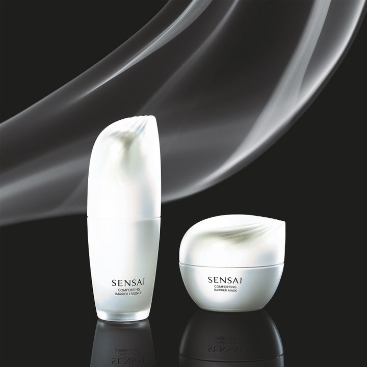 Sensai Comforting Barrier Essence 40 ml fuktighetsgivende ansiktsserum i hvit flaske med silkemyk bakgrunn