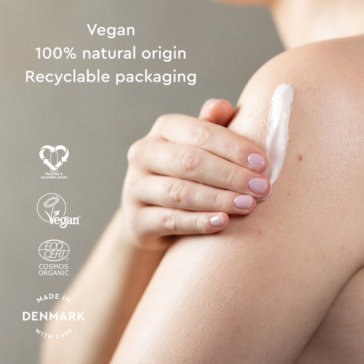 Urtekram Body Lotion Soft Wild Rose 245 ml fuktighetsgivende hvit krem på hud med tekst Vegan og 100% natural origin