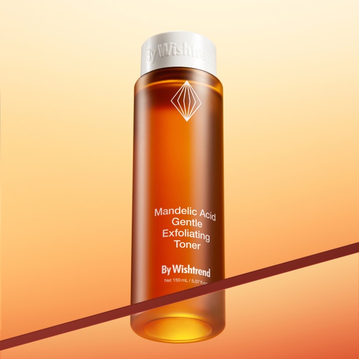 By Wishtrend Mandelic Acid Gentle Exfoliating Toner 150 ml på en oransje bakgrunn som gir glød til huden.