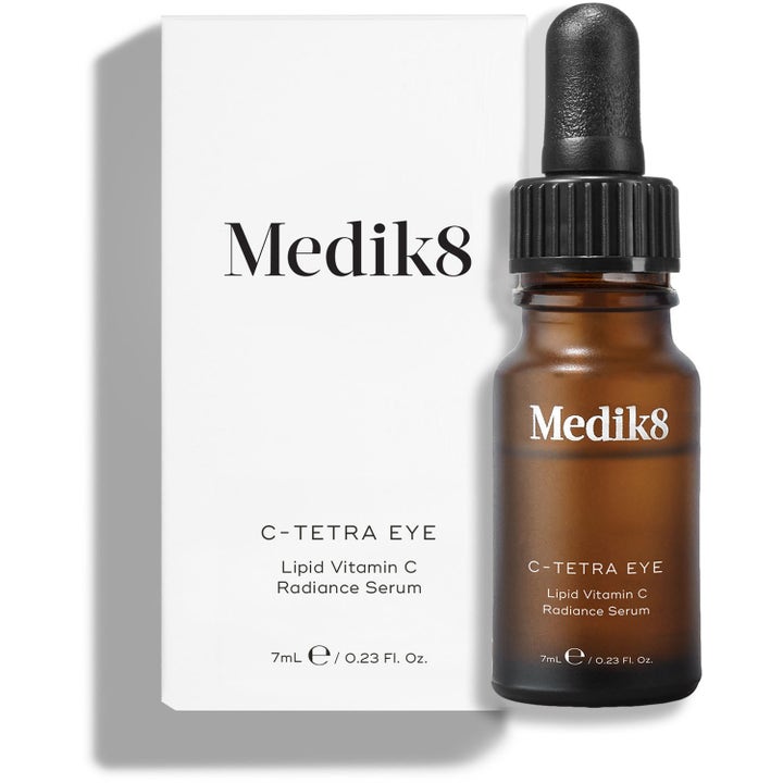 Medik8 C-Tetra Eye 7 ml glødgivende øyeserum med vitamin C i brun glassflaske med pipette og hvit eske.