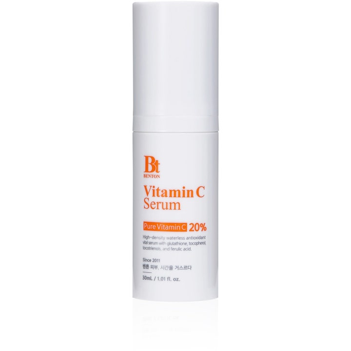 Benton Vitamin C Serum 30ml glødgivende ansiktsserum i en hvit pumpeflaske med oransje detaljer