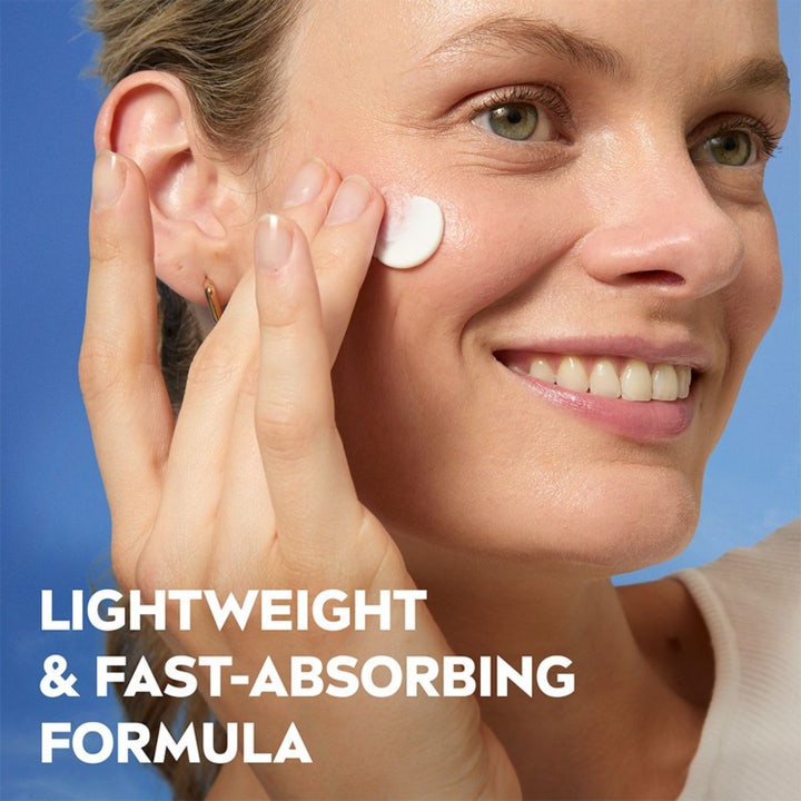 NIVEA Refreshing Day Cream 50 ml fuktgivende dagkrem påføres ansiktet med lett og hurtigabsorberende formel.